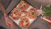 Le pizze fritte di Alessandra diventano oggetto di uno scherzo