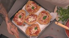 Le pizze fritte di Alessandra diventano oggetto di uno scherzo