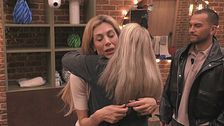 La lite con Antonella: un momento di sconforto per Paola