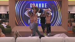 Sotto l'occhio attento delle donne, gli uomini preparano la loro coreografia