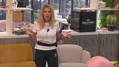 Il risentimento di Adriana verso i suoi coinquilini