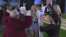 La serata si scatena tra balli, giochi di prestigio e performance ammiccanti