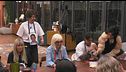 Colpo di scena a cena: ingresso a sorpresa e furto di cibo