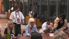 Colpo di scena a cena: ingresso a sorpresa e furto di cibo