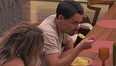 Lucia cerca un chiarimento con Renato