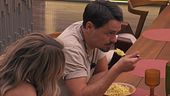 Lucia cerca un chiarimento con Renato