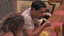 Lucia cerca un chiarimento con Renato