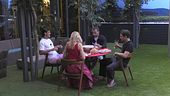 Adriana, Raul, Renato e Nicolò si godono il loro pranzo della vittoria