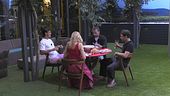 Adriana, Raul, Renato e Nicolò si godono il loro pranzo della vittoria