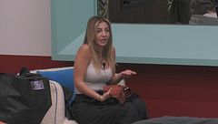 Lucia infastidita dal comportamento di Renato