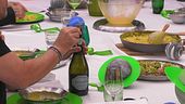 Preparate i bicchieri: è tempo di brindare a questa cena stellare