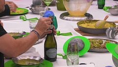 Preparate i bicchieri: è tempo di brindare a questa cena stellare