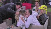 Tra risate e caramelle: scattano dolci baci tra i VIP