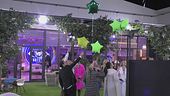 I VIP affidano le loro dediche ai palloncini