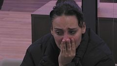 Un momento di sconforto di Francesca e il sostegno di Raimondo