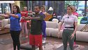 Renato guida un allenamento di pilates per i suoi compagni