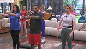 Renato guida un allenamento di pilates per i suoi compagni