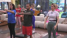 Renato guida un allenamento di pilates per i suoi compagni
