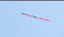 Uno striscione volante per Blu Barbara e Nicolò