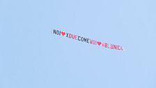 Uno striscione volante per Blu Barbara e Nicolò