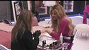 Momento beauty per Paola: arriva l'estetista