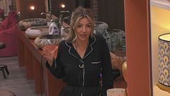 Lucia nota un cambiamento in Renato