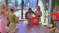 Pausa salata per i VIP: patatine per tutti