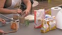 Alessandra insegna a fare la pizza a Francesca