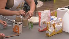 Alessandra insegna a fare la pizza a Francesca