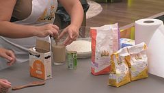 Alessandra insegna a fare la pizza a Francesca