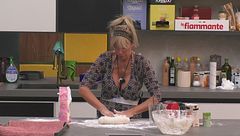 Calzoni ripieni: Alessandra impasta e cucina