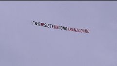 Uno striscione di coppia per Raimondo e Francesca