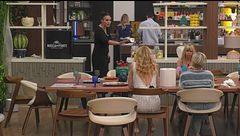 Scontro a tavola: Francesca al centro della discussione