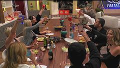 I VIP brindano alla fine del GF Late Show