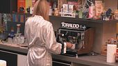 Un caffè di gruppo tra risate e gossip mattutino