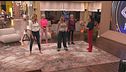 Le donne iniziano le prove della coreografia: tra passi e battibecchi