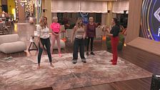 Le donne iniziano le prove della coreografia: tra passi e battibecchi