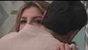 Un momento di tenerezza tra Lucia e Renato