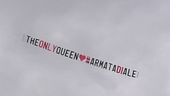 "The only queen #armatadiale": vola un aereo per Alessandra