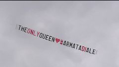 "The only queen #armatadiale": vola un aereo per Alessandra