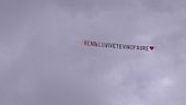 Un aereo di coppia: "Ren&Lu vivetevi no paure"