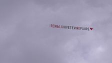 Un aereo di coppia: "Ren&Lu vivetevi no paure"