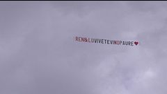 Un aereo di coppia: "Ren&Lu vivetevi no paure"