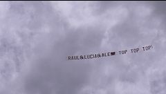 "Raul&Lucia&Ale | Top Top Top":  un aereo di gruppo sorvola la Casa