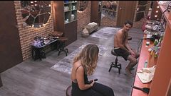 Un ultimo giorno di tensioni tra Lucia e Renato