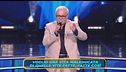 Valentino canta "Vita spericolata"
