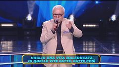 Valentino canta "Vita spericolata"