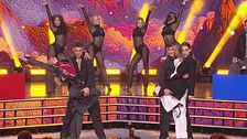 Anna Tatangelo e Michelle Hunziker cantano "De mi tierra"