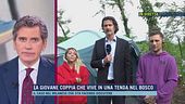 La giovane coppia che vive in una tenda nel bosco a Canegrate