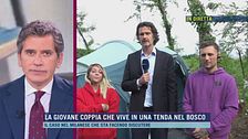La giovane coppia che vive in una tenda nel bosco a Canegrate